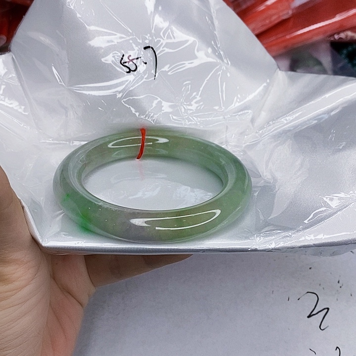 翡翠未镶嵌手镯一图一物实物为准（微瑕处理）