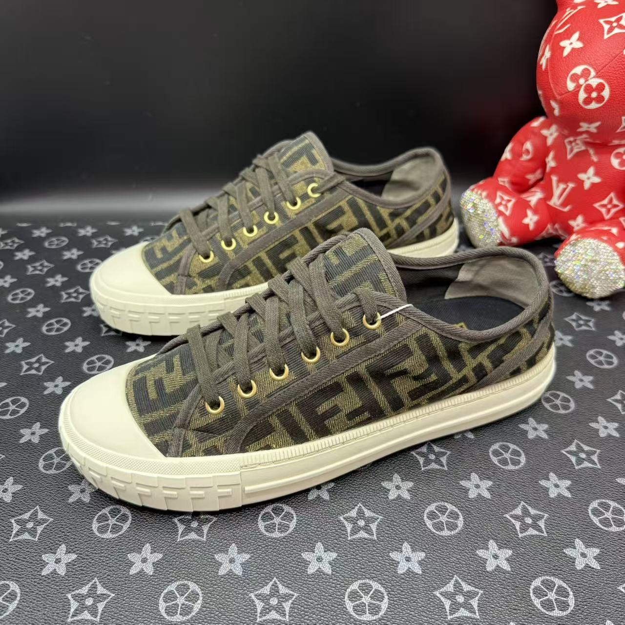 95新 FENDI/芬迪 男士绿棕老花帆布板鞋41欧码 ddm3376
