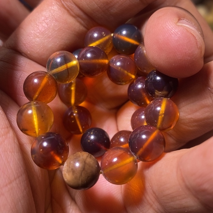 琥珀裸石未镶嵌配饰