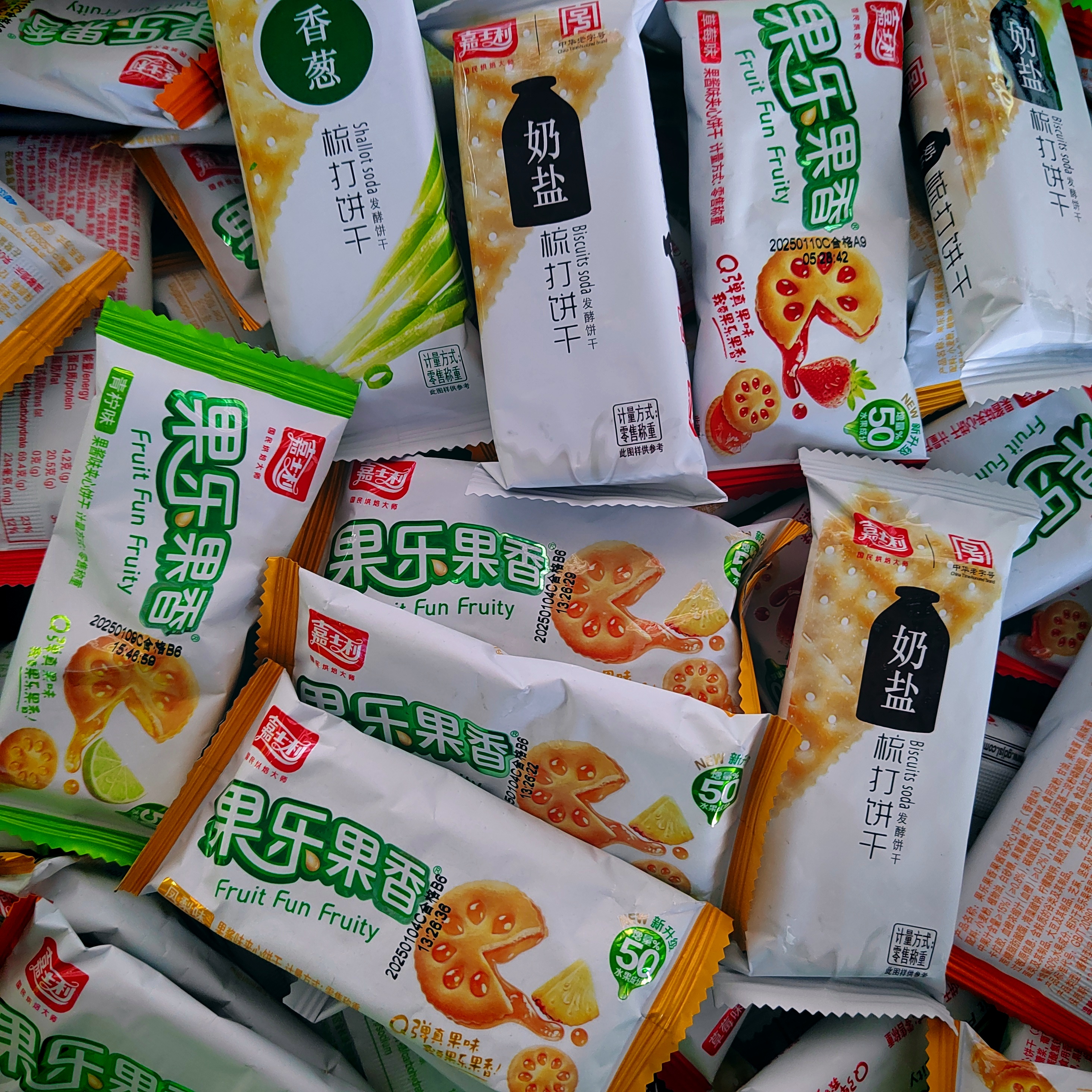 【吃到1/4】嘉士利果乐果香夹心饼干/奶盐梳打饼干混合休闲零食