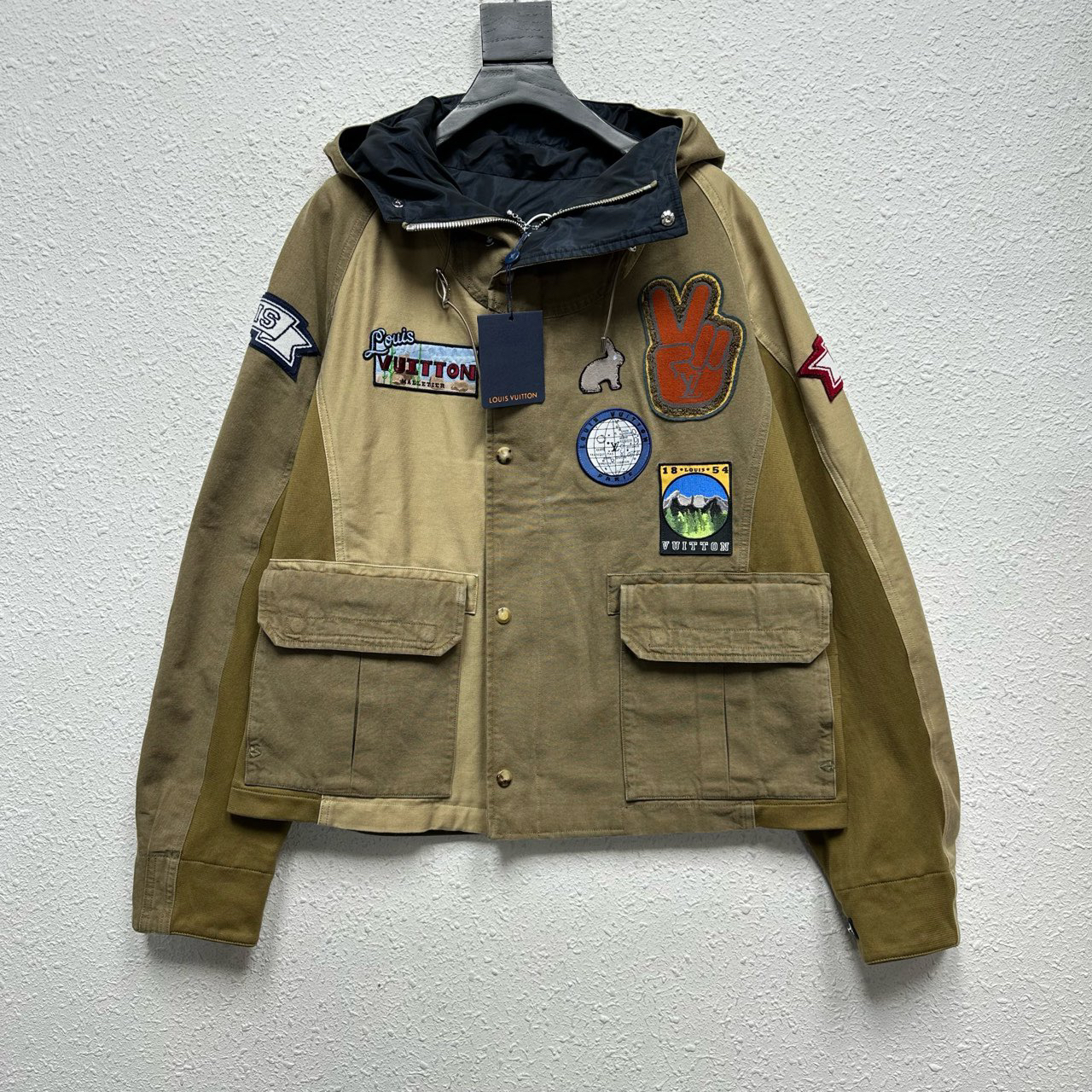 全新未使用 LouisVuitton/路易威登 DSM联名徽章外套54码 YH15853