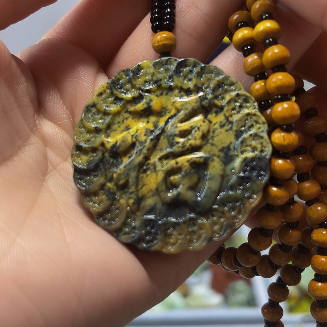 蛇纹石玉未镶嵌颈饰