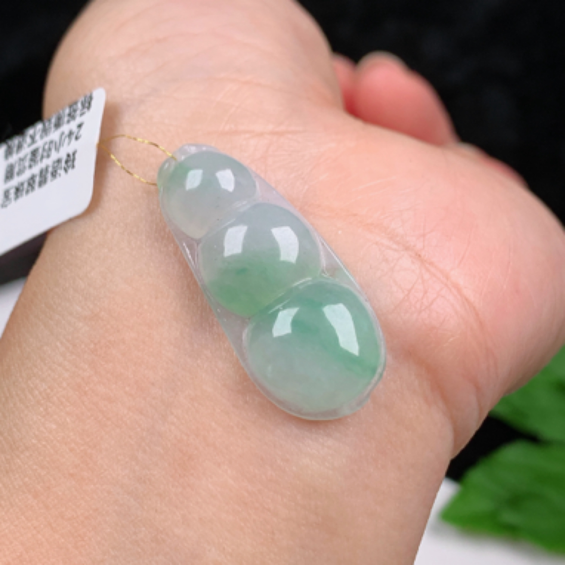 7207天然翡翠A货精雕冰润飘绿四季豆挂件吊坠