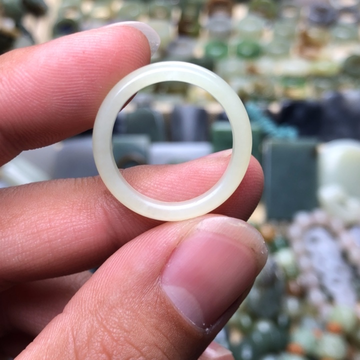 和田玉颈饰未镶嵌施****师