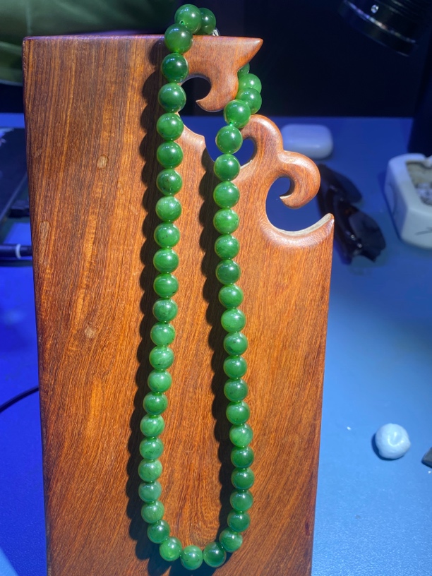 新疆和田玉碧玉菠菜绿，微带黑点，卡10，48颗，66.5克