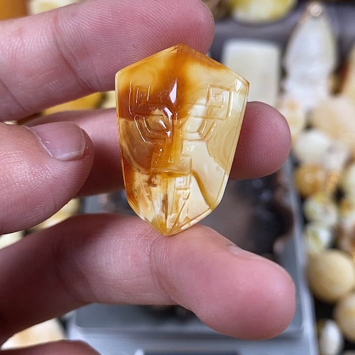 琥珀裸石未镶嵌我