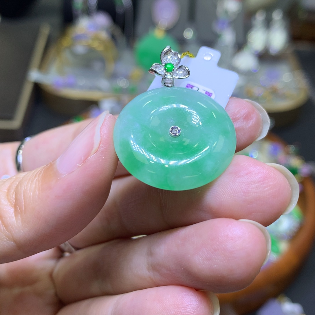 颈饰18K金镶嵌翡翠