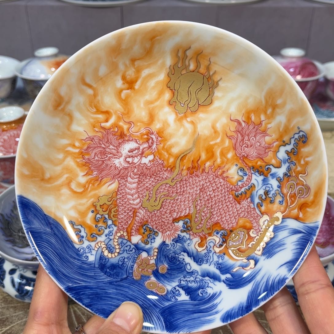 青花矾红麒麟壶承