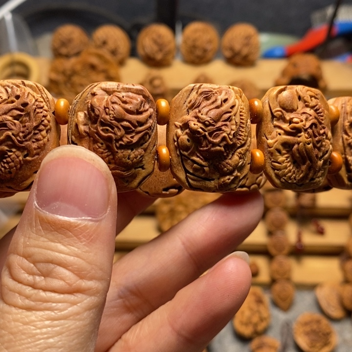 桃核雕刻九龙手牌