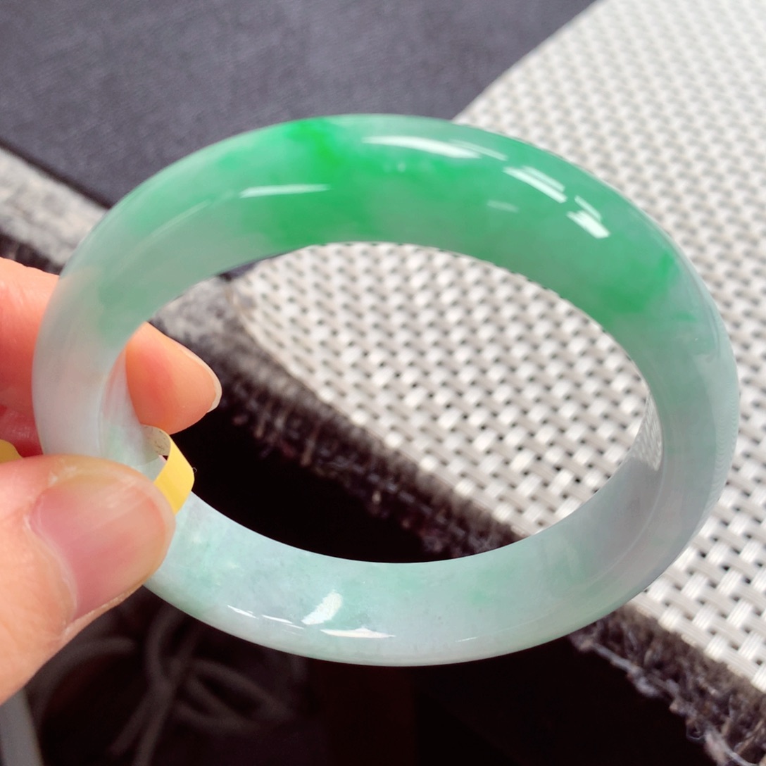 翡翠手镯未镶嵌缅甸