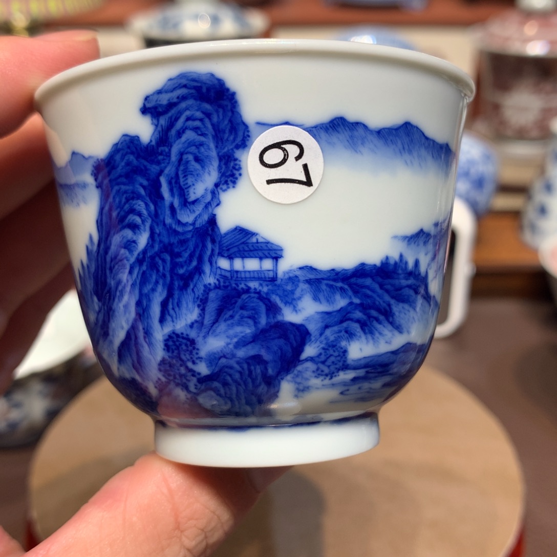 东***桓67青花山水主人杯一只
