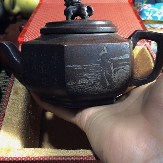 紫砂茶壶原矿泥料手工制作的紫砂壶。