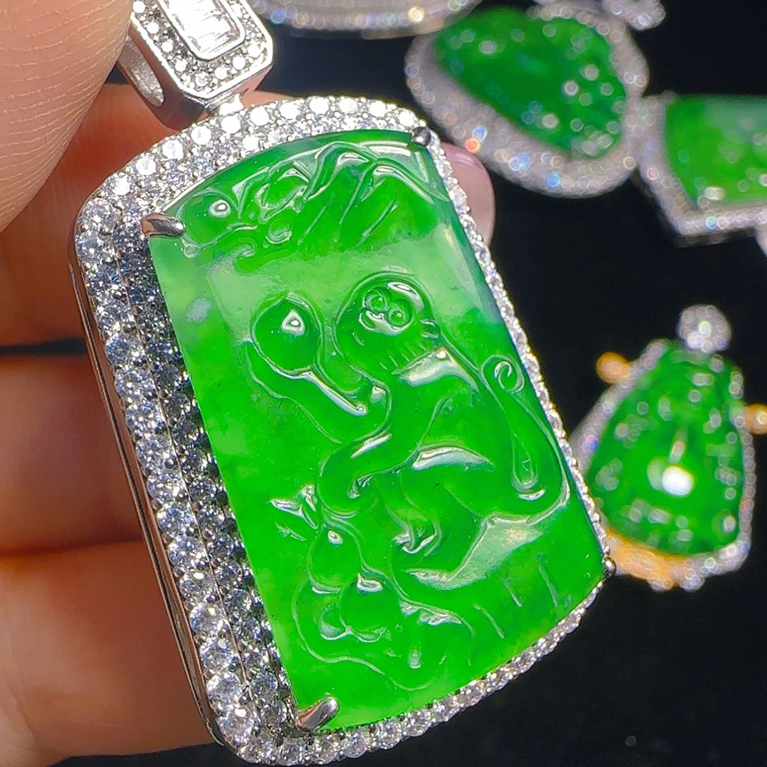 翡翠吊坠(赠链)未镶嵌