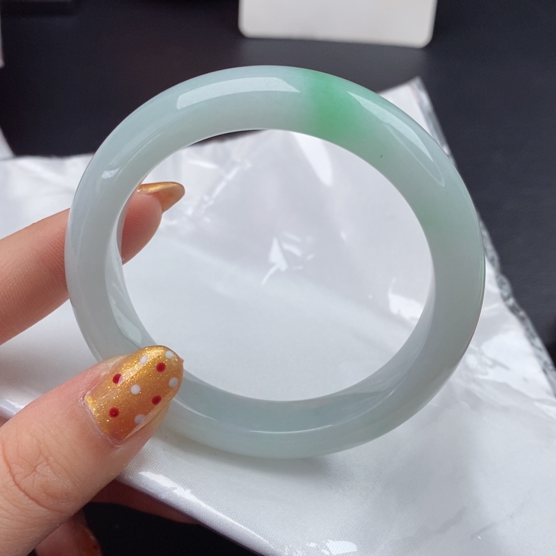 翡翠手镯未镶嵌56口