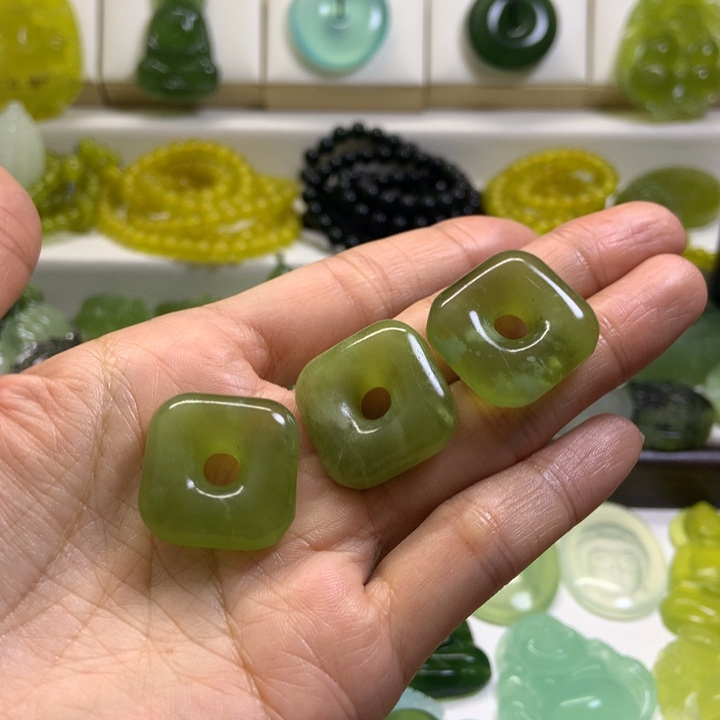 蛇纹石玉未镶嵌颈饰多样性发货发其一