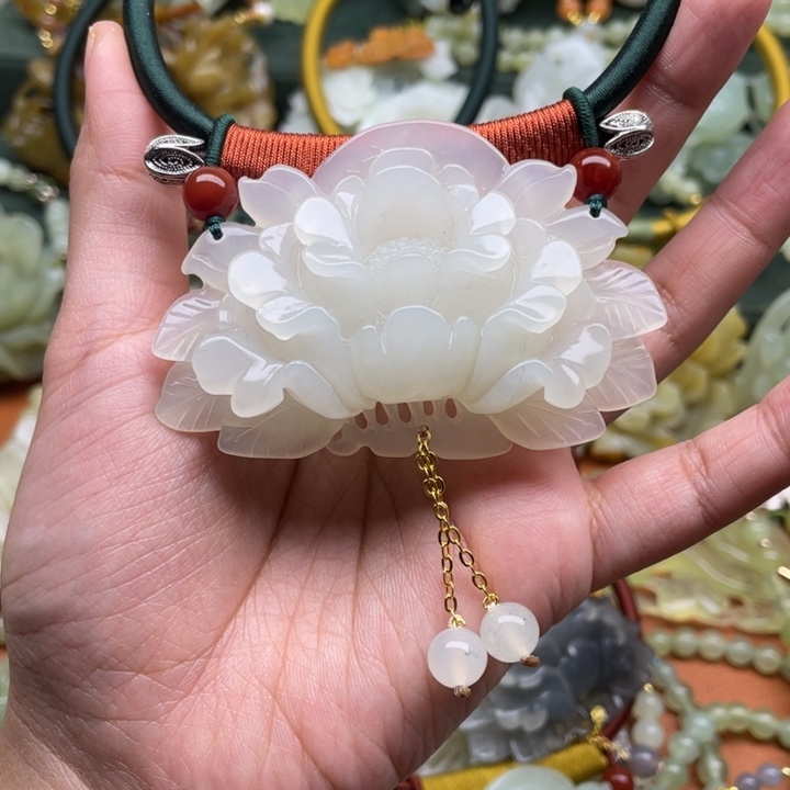 蛇纹石玉吊坠合金