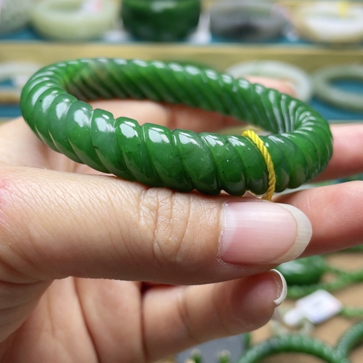 和田玉手镯59圈口。编号3未镶嵌