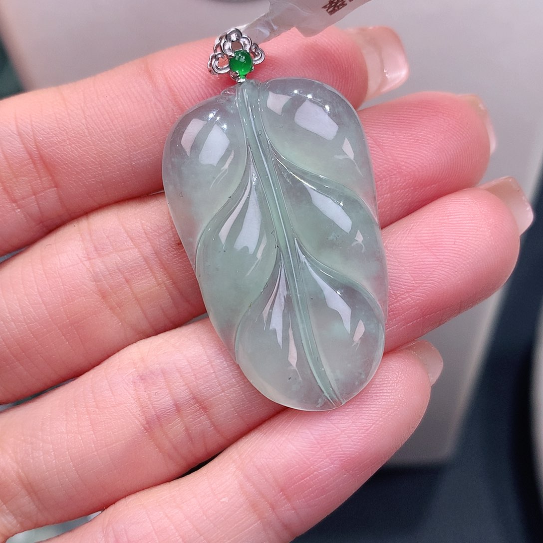 颈饰18K金镶嵌翡翠冰甜绿叶子