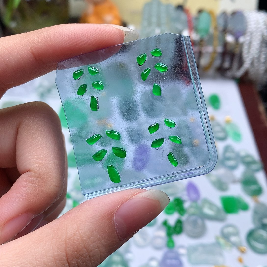 翡翠裸石缅甸天然A货翡翠阳绿随形