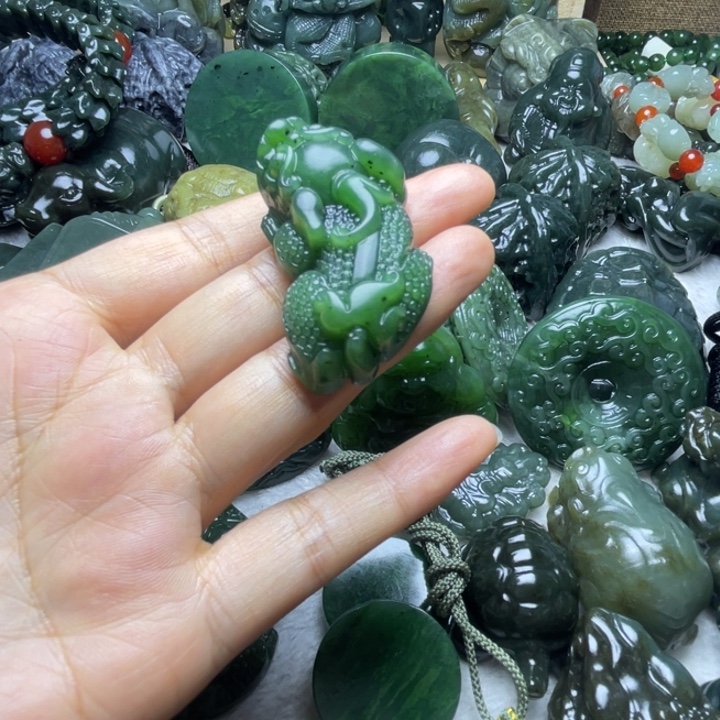 富***儿和田玉未镶嵌颈饰