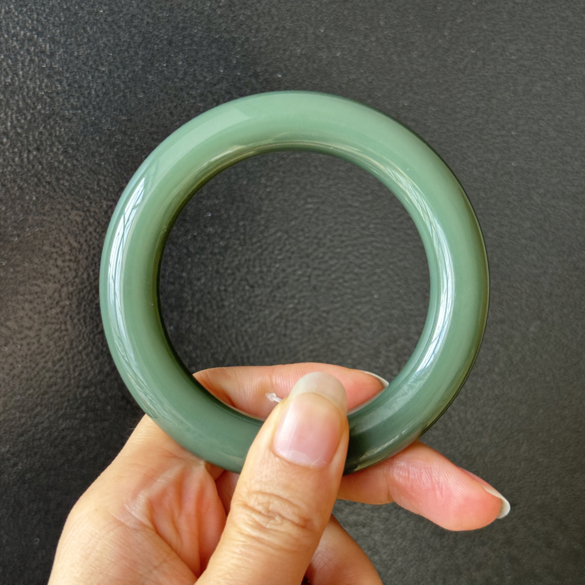 俄罗斯碧玉和田玉鸭蛋青圆条手镯55.5