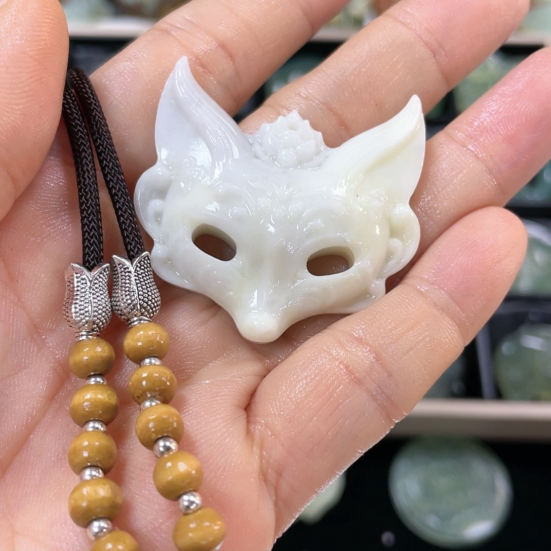 蛇纹石玉颈饰合金