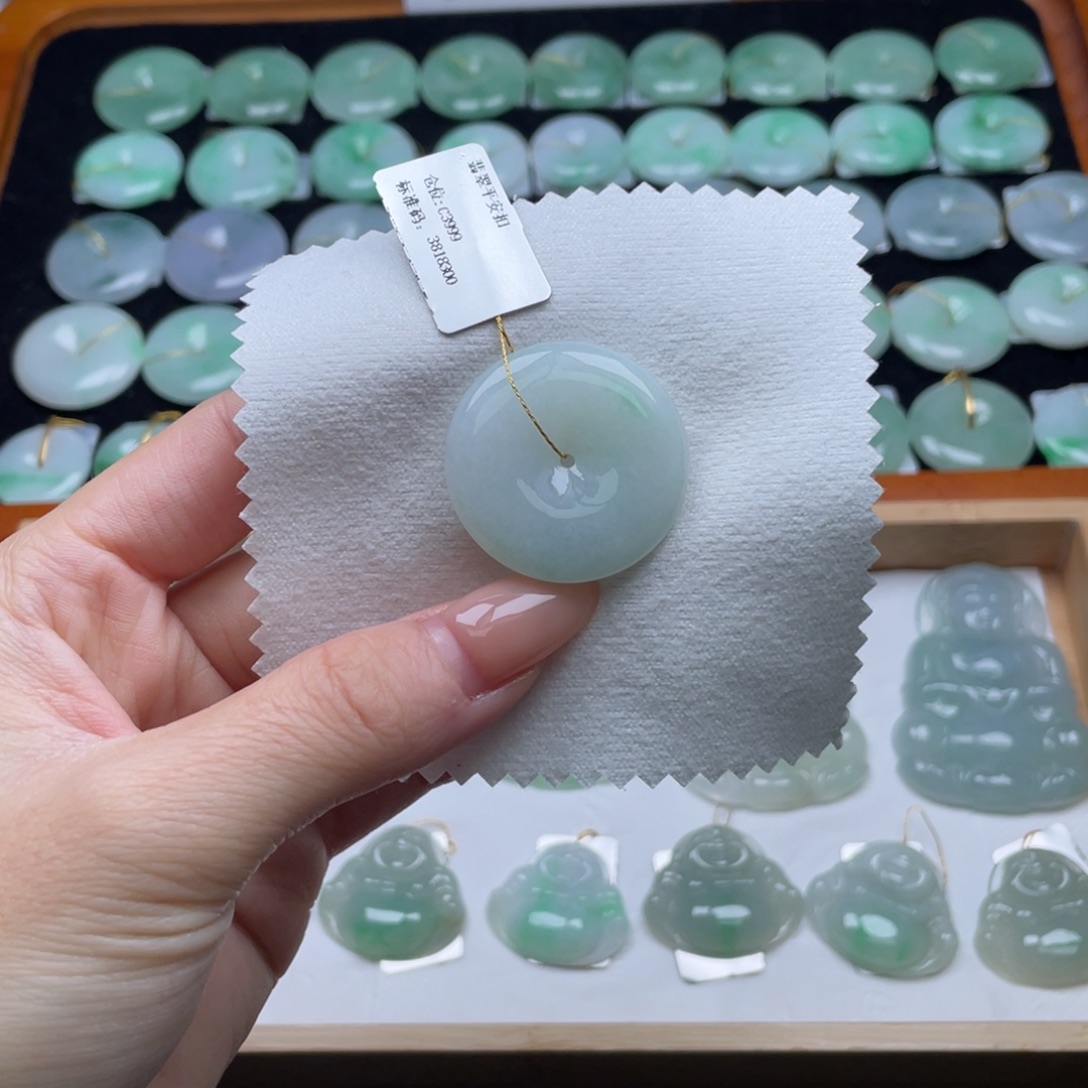 翡翠未镶嵌颈饰平安扣