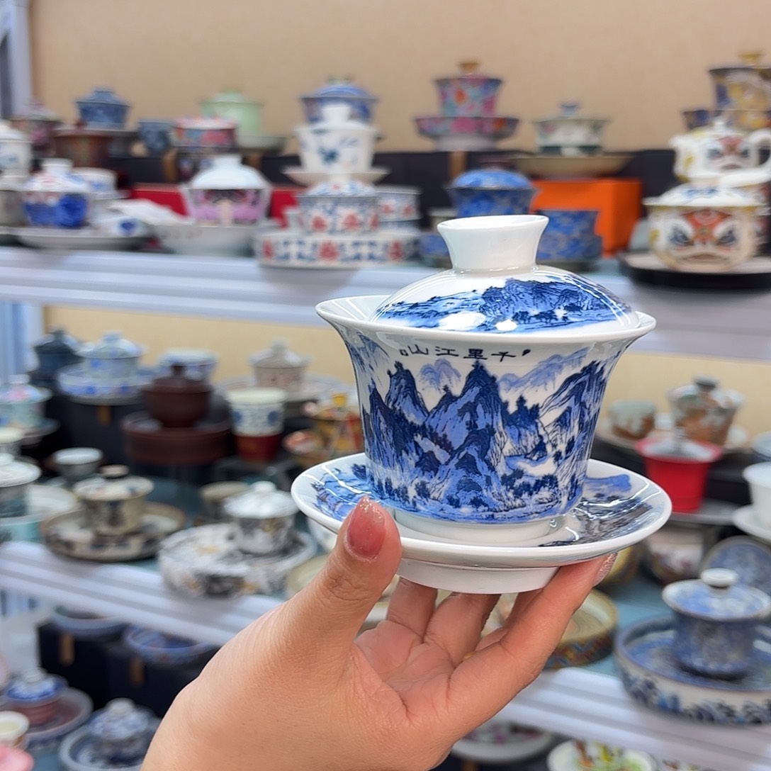 盖碗里放入适量的水