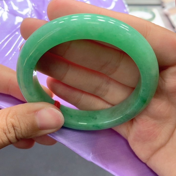 翡翠手镯未镶嵌翡翠