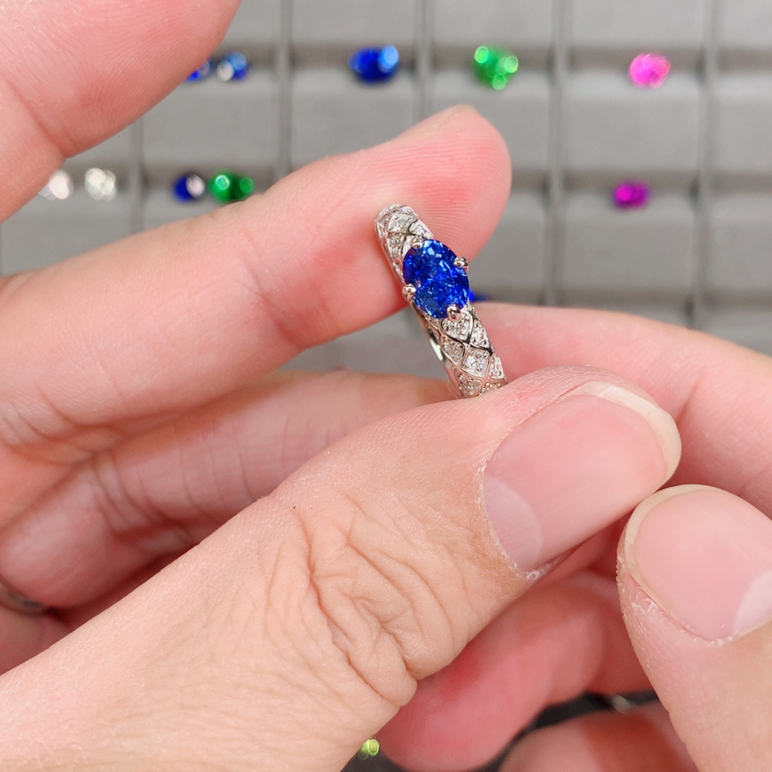 蓝宝石戒指18K金镶嵌1.28ct 矢车菊蓝宝石戒指