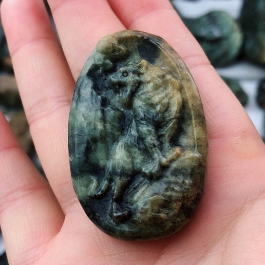 未镶嵌岫岩河磨玉（透闪石质玉）挂件