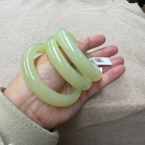 新疆和田玉黄白种细料淡黄色黄口料多样性发货拍一发一