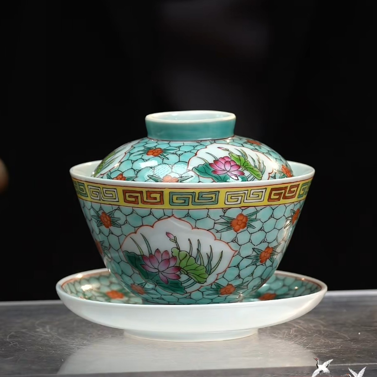 粉彩冰裂纹开窗花卉纹三才盖碗