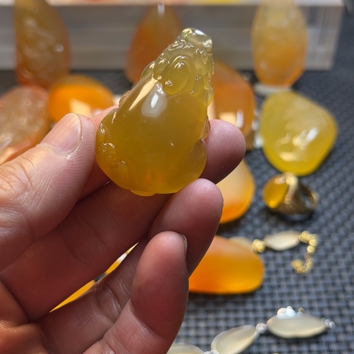 大***漠石英质玉未镶嵌旦面