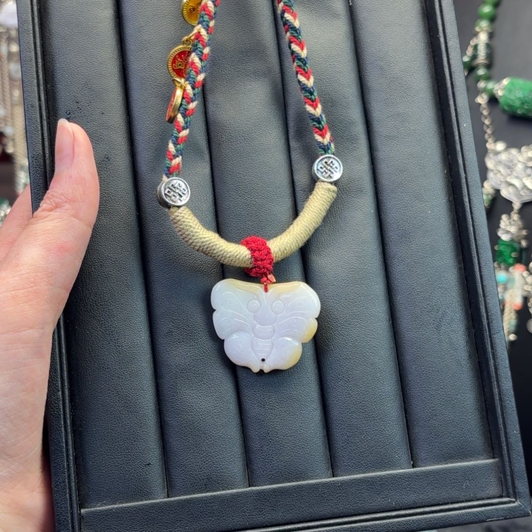 翡翠未镶嵌颈饰亏出