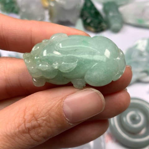 翡翠颈饰未镶嵌用****？