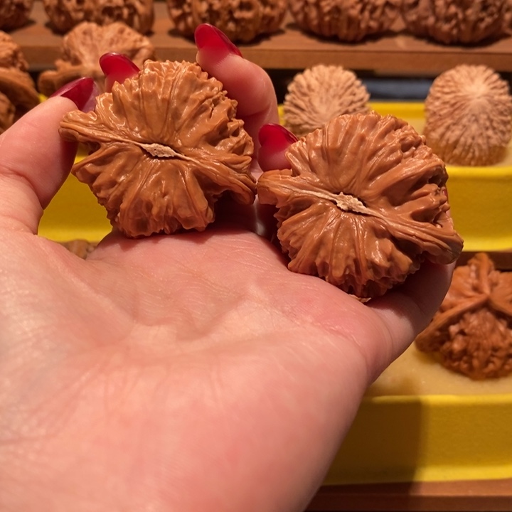 昱***谦文玩核桃吊坠白狮子