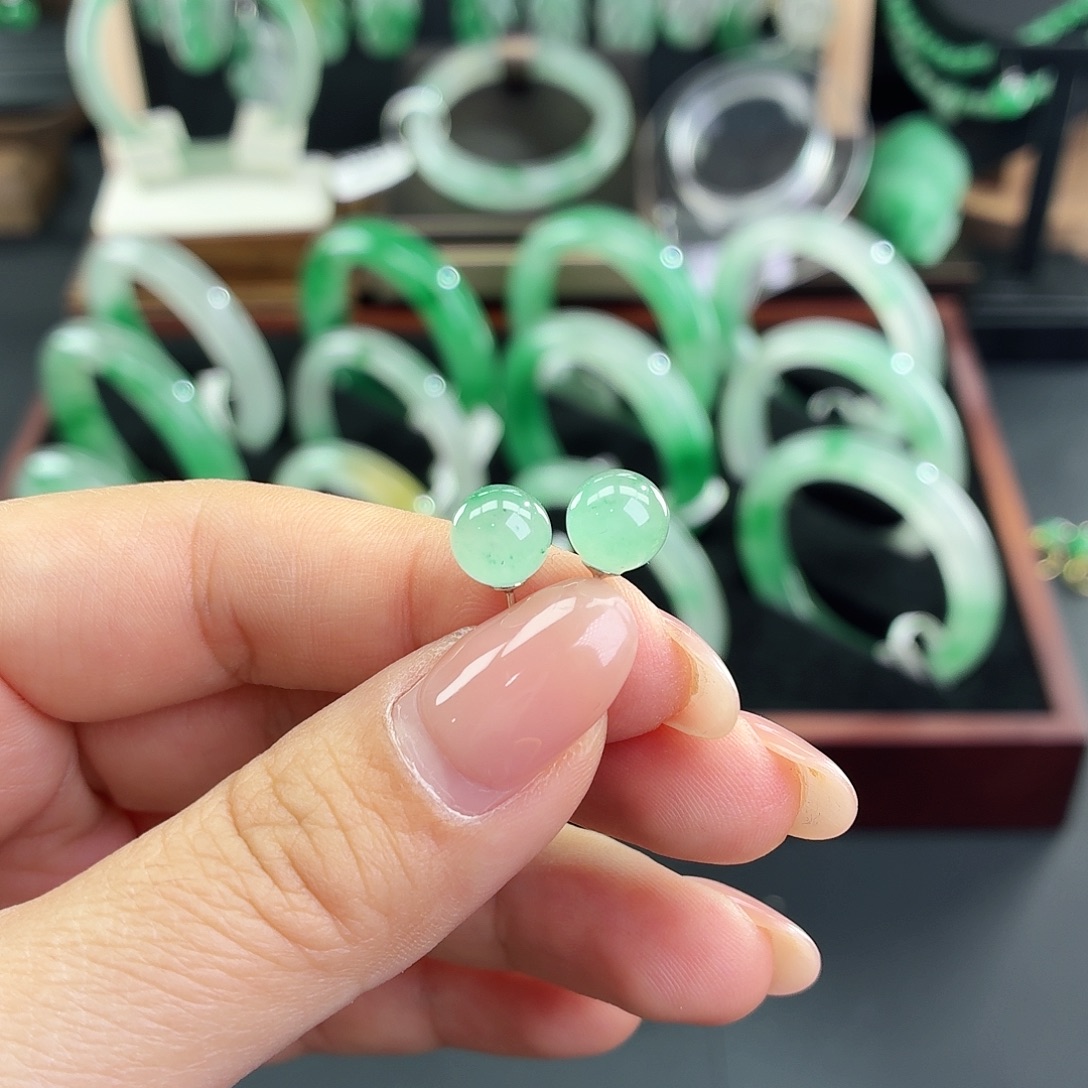 石英质玉（非洲翠）未镶嵌耳钉