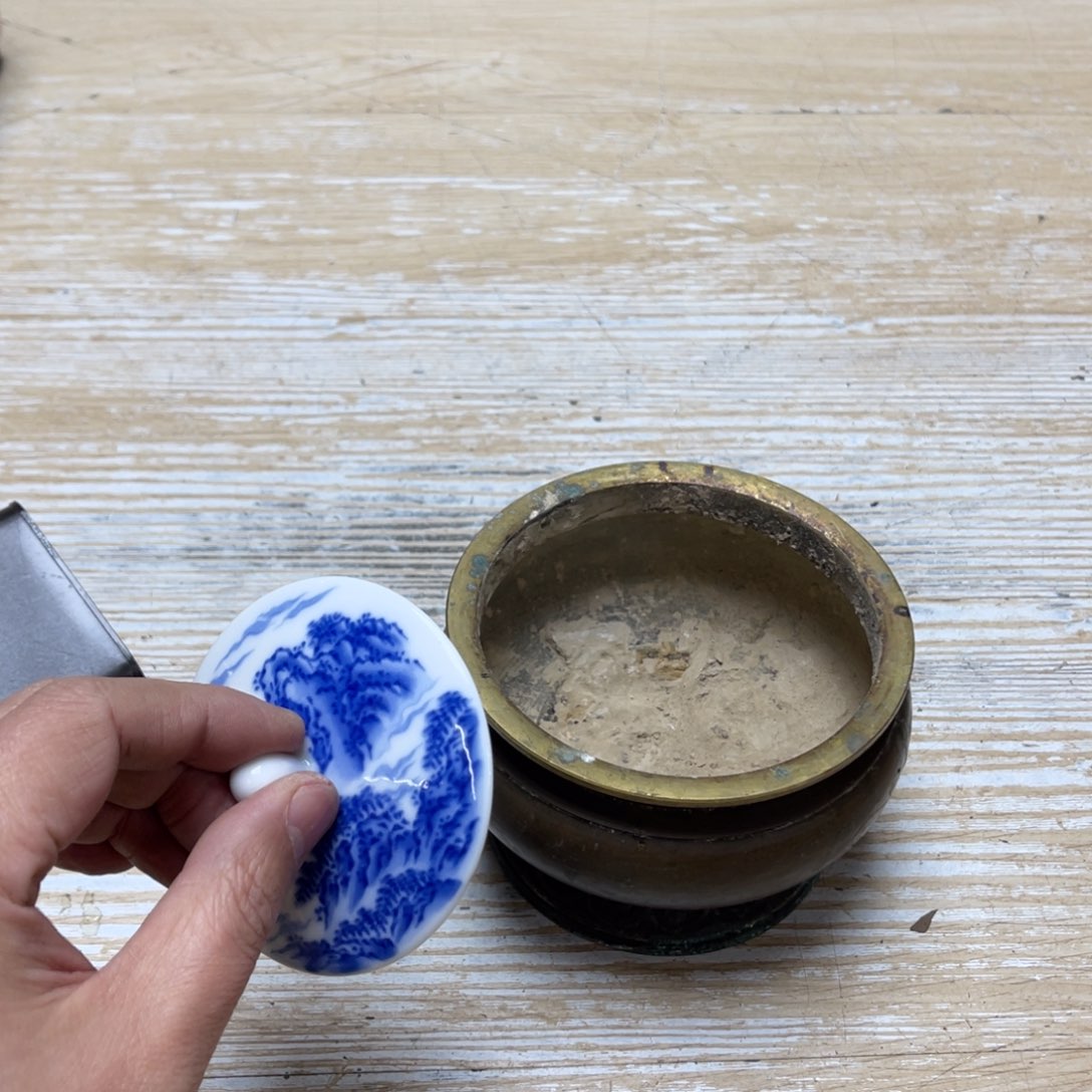 瓷片夏**飞密密麻麻地排列着一个