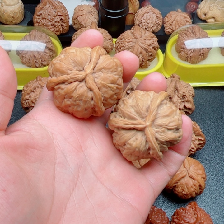 文玩核桃吊坠蛤蟆头三棱44×42×42