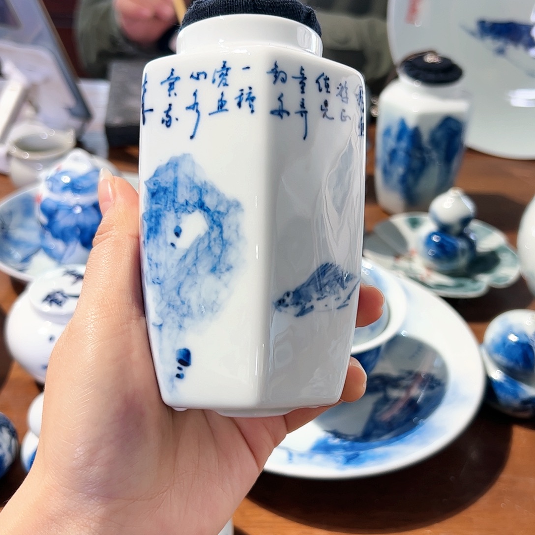 燚***、青花手绘鱼茶叶罐