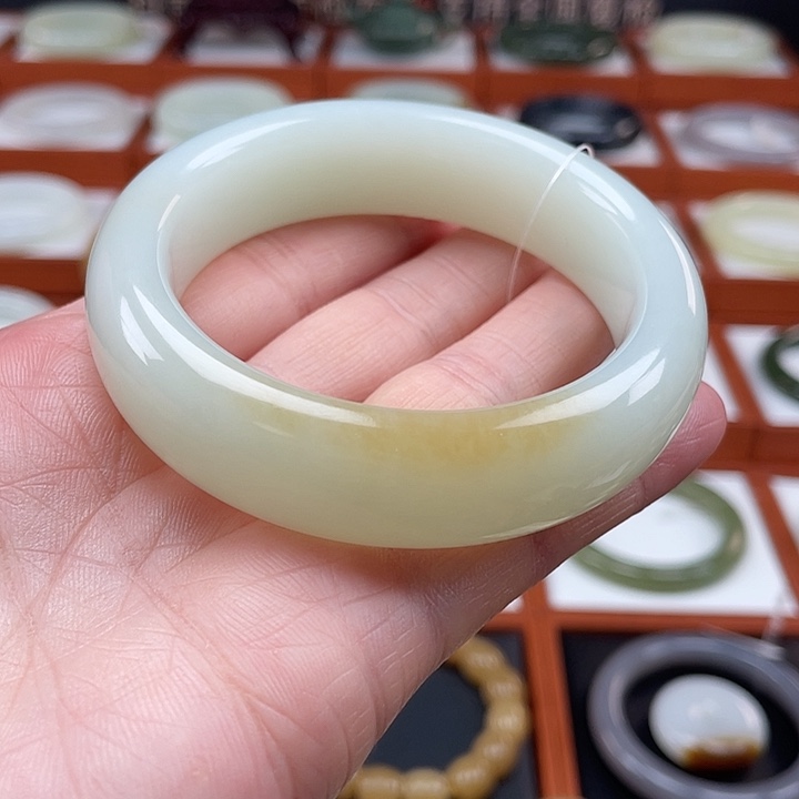 和田玉手镯未镶嵌且末青白轮胎