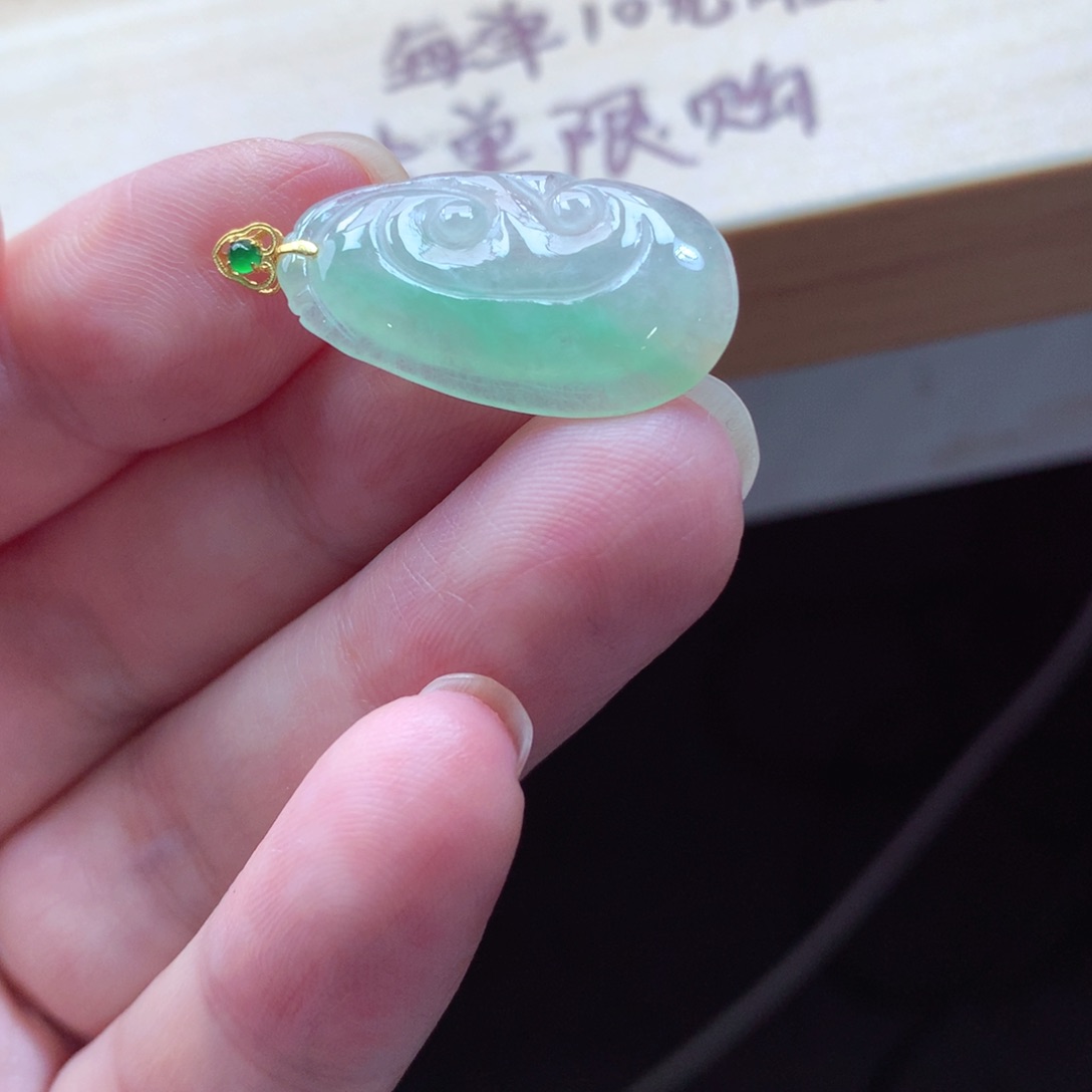 翡翠颈饰18K金镶嵌吊坠