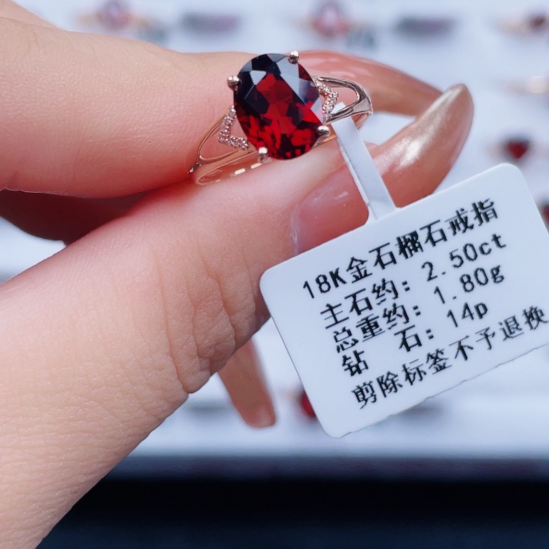 18K金镶嵌戒指石榴石
