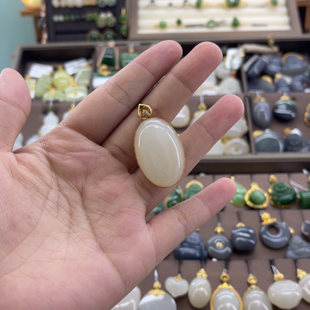 和田玉18K金镶嵌吊坠(赠链)