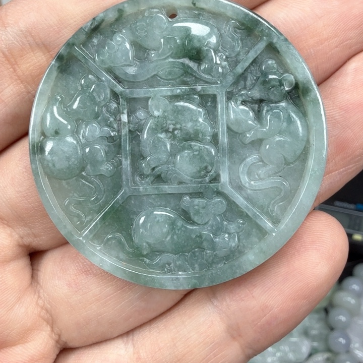 翡翠挂件未镶嵌翡翠