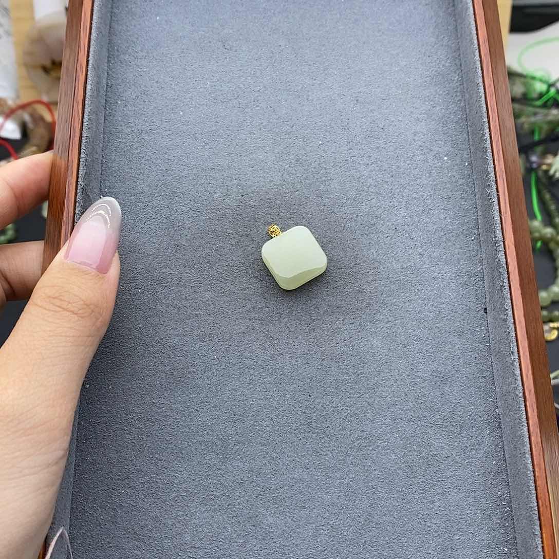 和田玉吊坠(不含链)18K金镶嵌