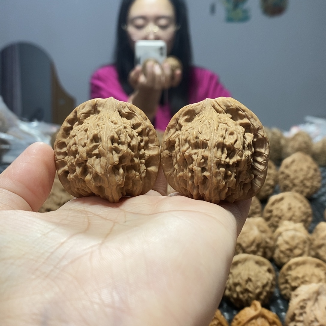 吊坠桃核红狮子41