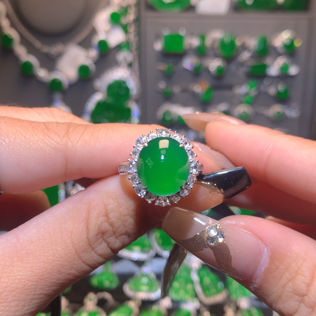 翡翠戒指18K金镶嵌蛋面