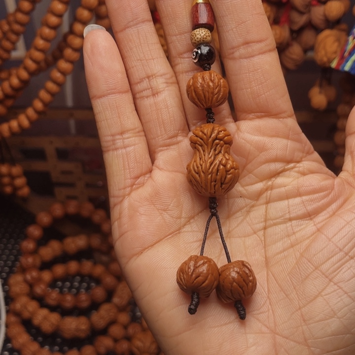 木质类龙纹桃枭挂件